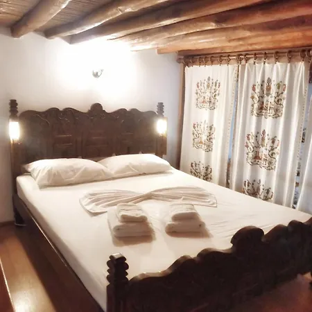 μanolios Traditional